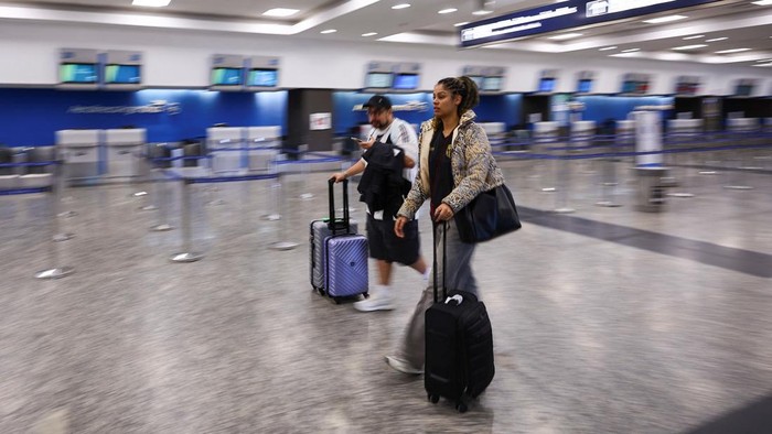 Aerolineas Argentinas planes are parked at the Aeroparque Jorge Newbery airport, during a 24-hour general strike called by transport unions against Argentina's President Javier Milei government's adjustment policy, in Buenos Aires, Argentina, October 30, 2024. REUTERS/Agustin Marcarian