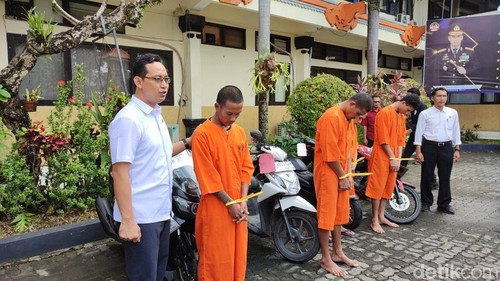Tiga pelaku curammor di halaman depan Polres Tabanan, Kamis (31/10/2024). (Ahmad Firizqi Irwan/detikBali).