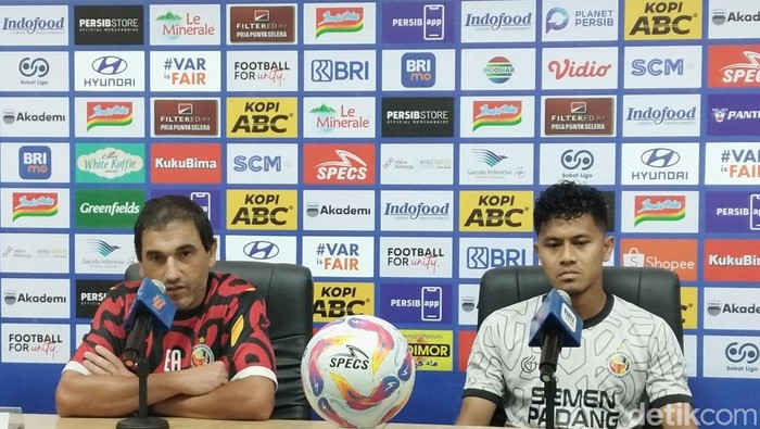 Pelatih Semen Padang Eduardo Almeida dan pemain Semen Padang Frendy Saputra