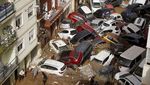 Penampakan Mobil Bertumpuk dan Terbalik Usai Diterjang Banjir di Spanyol