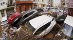 Penampakan Mobil Bertumpuk dan Terbalik Usai Diterjang Banjir di Spanyol