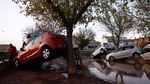 Penampakan Mobil Bertumpuk dan Terbalik Usai Diterjang Banjir di Spanyol