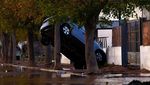 Penampakan Mobil Bertumpuk dan Terbalik Usai Diterjang Banjir di Spanyol