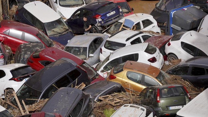 Penampakan Mobil Bertumpuk dan Terbalik Usai Diterjang Banjir di Spanyol Banjir menerjang Spanyol.