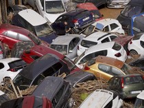 Penampakan Mobil Bertumpuk dan Terbalik Usai Diterjang Banjir di Spanyol