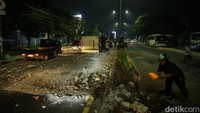 Usai kejadian warga yang melintas membantu membuang puing pembatas jalan yang berserakan.