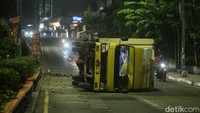 Seorang sopir berusaha keluar dari truk usai kecelakaan di jalan Diponegoro, Tambun Selatan,  Bekasi, Kamis (31/10/2024).