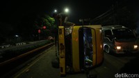 Diketahui sopir yang membawa truk tersebut mengantuk hingga menabrak pembatas jalan dan terguling.