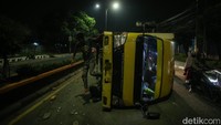 Beruntung saat kejadian jalan Pantura tersebut masih sepi.