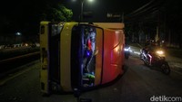 Kecelakaan tunggal ini terjadi pukul 04.10 WIB.