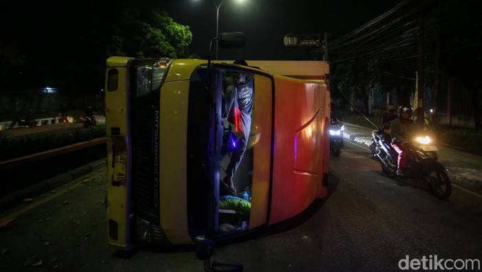Seorang sopir berusaha keluar dari truk usai kecelakaan di jalan Diponegoro, Tambun Selatan,  Bekasi, Kamis (31/10/2024).