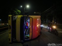 Penampakan Truk Terguling di Tambun Bekasi