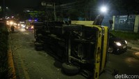 Truk tersebut nampak terbaring di tengah jalan.