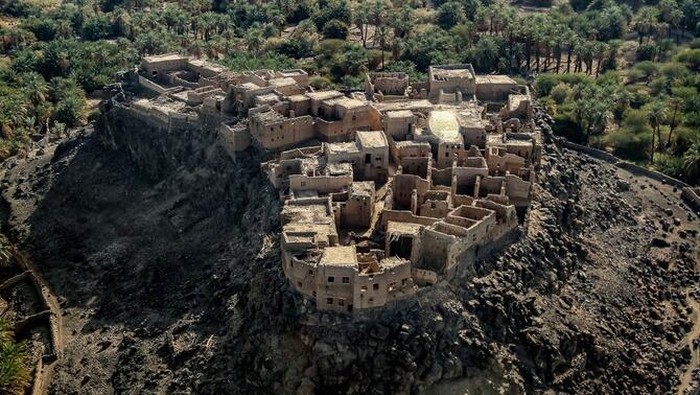 Gambar yang diambil pada tanggal 12 Desember 2022 ini menunjukkan pemandangan udara benteng tua di oasis Khaybar di barat laut Arab Saudi. Khaybar, yang terkenal karena pertempuran sengit pada abad ke-7 antara Nabi Muhammad dan suku-suku Yahudi setempat, kini mengubah dirinya menjadi objek wisata kelas atas sejalan dengan upaya rebranding kerajaan. Terletak di sebuah oasis di tengah ladang vulkanik di utara Madinah, tempat ini dulunya merupakan rumah bagi ribuan orang Yahudi, yang dikalahkan dalam pertempuran yang menentukan pada abad ketujuh dengan pasukan Nabi saat Islam menyebar ke seluruh semenanjung Arab.