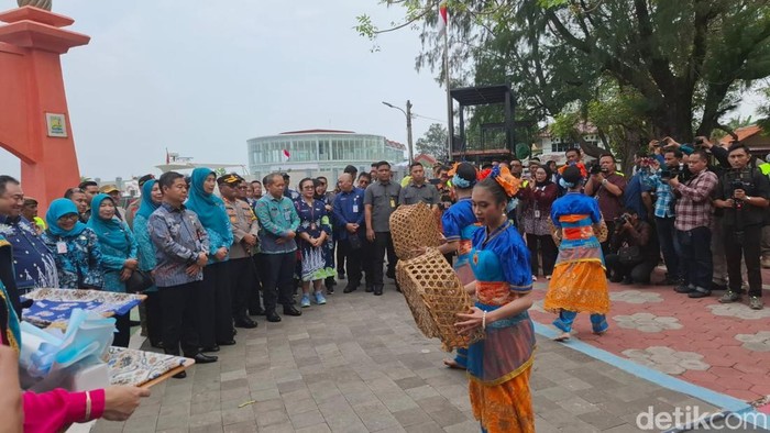 Penjabat (Pj) Gubernur DKI Jakarta Teguh Setyabudi meninjau uji makan bergizi gratis di Kepulauan Seribu. (Belia/detikcom).