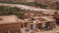 Wisatawan mengunjungi Ksar Ait Ben Haddou, situs Warisan Dunia UNESCO, di Maroko. Bangunan kuno ini telah menjadi daya tarik wisata.