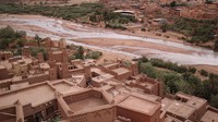Ksar Ait Ben Haddou terletak di kaki bukit di lereng selatan Atlas Tinggi di Provinsi Ouarzazate. Jaraknya 184 km dari Marrakesh. Situs ini adalah ksar paling terkenal di Lembah Ounila.