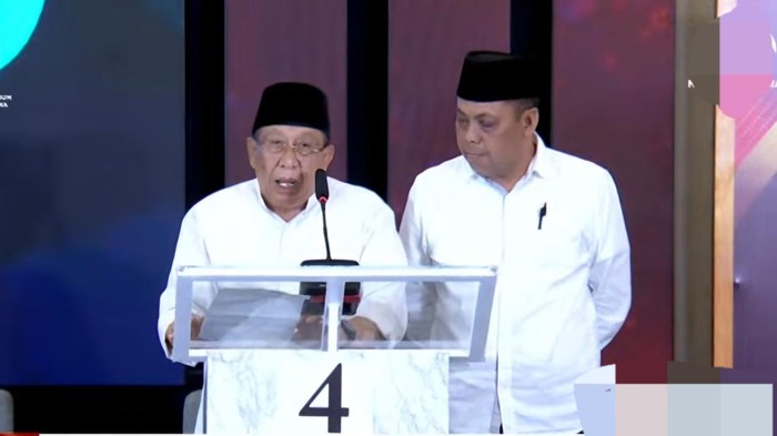 Pasangan nomor urut 4 Mahmud Abdullah-Buhanuddin Jakfar Salam saat tampil di debat perdana pada Kamis (31/10/2024). (Tangkapan layar)