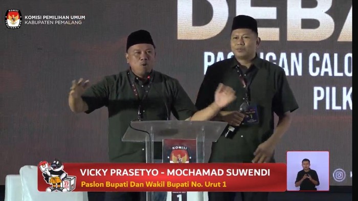 Pasangan calon Bupati-Wakil Bupati Pemalang nomor urut 01, Vicky Prasetyo-Mochamad Suwendi di debat publik Pilkada Pemalang di Ballroom Hotel Pemalang, Kamis (31/10/2024).