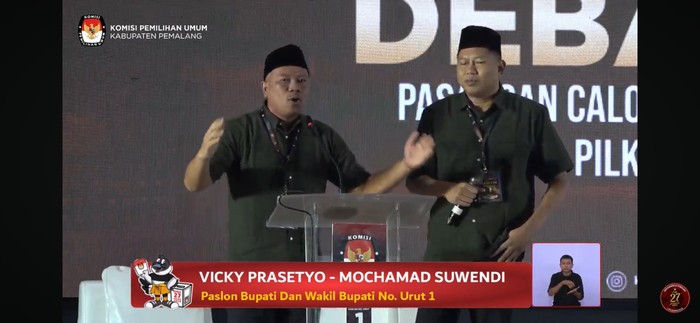 Pasangan calon Bupati-Wakil Bupati Pemalang nomor urut 01, Vicky Prasetyo-Mochamad Suwendi di debat publik Pilkada Pemalang di Ballroom Hotel Pemalang, Kamis (31/10/2024).