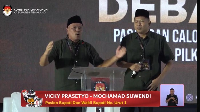 Pasangan calon Bupati-Wakil Bupati Pemalang nomor urut 01, Vicky Prasetyo-Mochamad Suwendi di debat publik Pilkada Pemalang di Ballroom Hotel Pemalang, Kamis (31/10/2024).