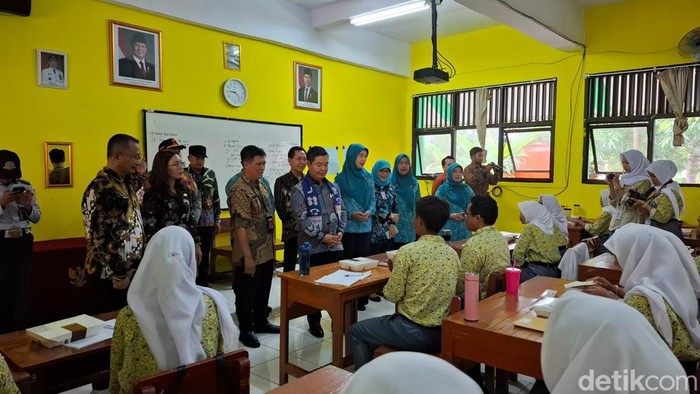 Pj Gubernur Jakarta Teguh Setyabudi meninjau program makan bergizi gratis di Kepulauan Seribu