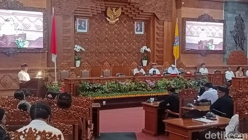 Pjs Wali Kota Denpasar I Dewa Gede Mahendra Putra saat menghadiri Sidang Paripurna DPRD Kota Denpasar, Kamis (31/10/2024)
