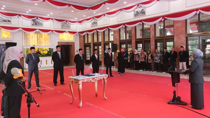 Pjs Wali Kota Surabaya, Restu Novi Widiani merotasi pejabat administrasi dan pengawas