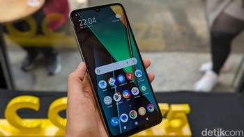 Poco C75 hadir dengan layar LCD berukuran 6,88 inch dengan refresh rate 120Hz dan notch tetesan air. Foto: Virgina Maulita Putri/detikINET