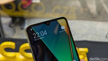 Di bagian depan tersedia kamera 13 MP untuk mengambil selfie dan melakukan video call. Foto: Virgina Maulita Putri/detikINET