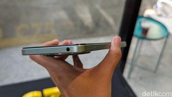 Pilihan RAM yang disediakan hingga 8GB dan memori internal hingga 256GB. Ada juga slot microSD hybrid yang menyatu dengan kartu SIM. Foto: Virgina Maulita Putri/detikINET