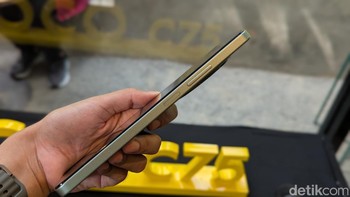 Di sisi kanan terdapat tombol volume dan power yang menyatu dengan sensor sidik jari. Foto: Virgina Maulita Putri/detikINET