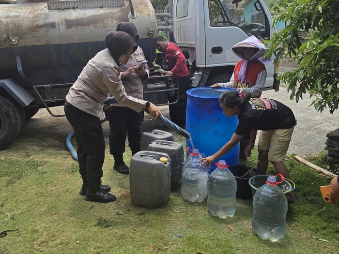 Polisi Kirim Bantuan Air Bersih untuk Warga Kediri gegara Saluran Air Putus