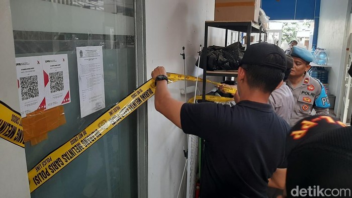 Polisi menyegel salah satu toko miras berjejaring di Kabupaten Bantul, DIY, Kamis (31/10/2024).