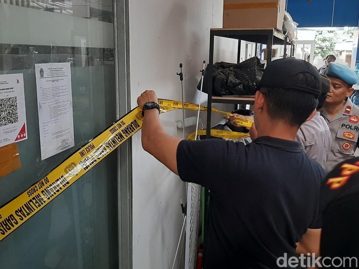 Polisi menyegel salah satu toko miras berjejaring di Kabupaten Bantul, DIY, Kamis (31/10/2024).