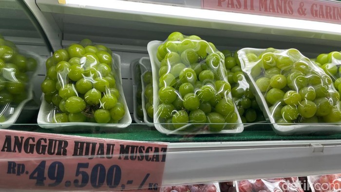 Potret anggur hijau muscat di Pasar Buah Palangkaraya Medan. (Kartika Sari/detikSumut)