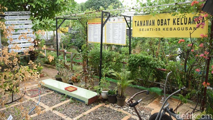 Potret Bank Sampah Sejati 58 yang Raih Sertifikat ProKlim Nasional 2024 Bank Sampah Sejati 58 di Kebagusan, Jakarta, telah meraih sertifikat ProKlim Nasional 2024 karena pengelolaan sampah yang baik. Yuk kita intip kemana sampah diolah.