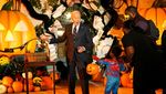 Potret Jill Biden Berkostum Panda Rayakan Halloween di Gedung Putih