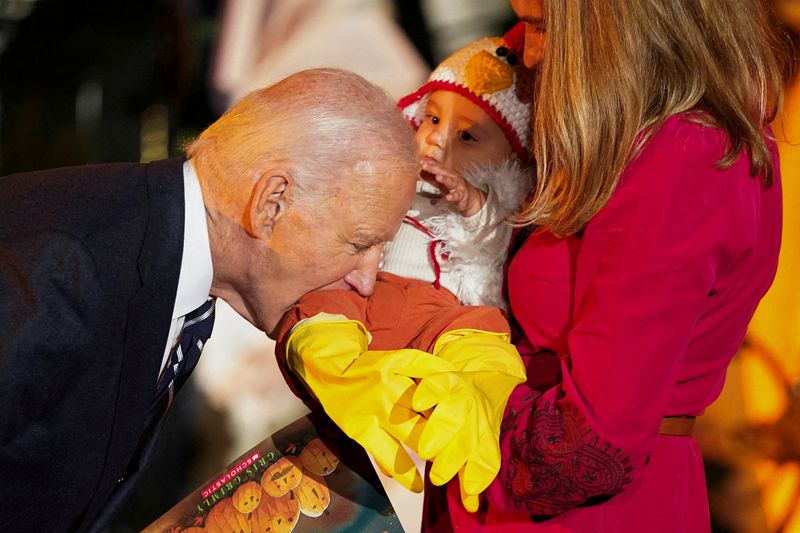 Potret Jill Biden Berkostum Panda Rayakan Halloween di Gedung Putih U.S. President Joe Biden and U.S. first lady Jill Biden, in a panda costume, host a trick-or-treaters celebration for Halloween at the White House in Washington, U.S., October 30, 2024. REUTERS/Nathan Howard TPX IMAGES OF THE DAY