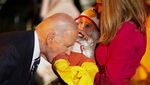 Potret Jill Biden Berkostum Panda Rayakan Halloween di Gedung Putih