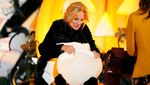 Potret Jill Biden Berkostum Panda Rayakan Halloween di Gedung Putih