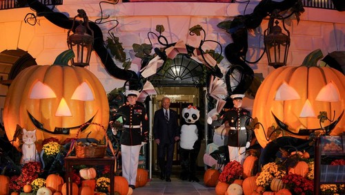 U.S. President Joe Biden and U.S. first lady Jill Biden, in a panda costume, host a trick-or-treaters celebration for Halloween at the White House in Washington, U.S., October 30, 2024. REUTERS/Nathan Howard     TPX IMAGES OF THE DAY