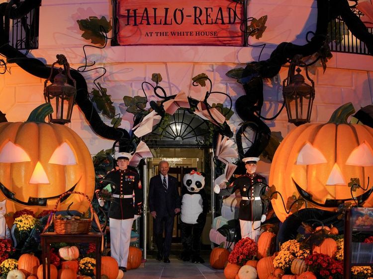 Potret Jill Biden Berkostum Panda Rayakan Halloween di Gedung Putih