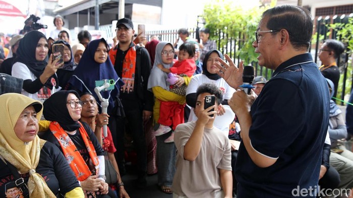 Cagub Jakarta Pramono Anung berdialog dengan warga kawasan Utan Kayu Selatan, Jakarta Timur, Kamis (31/10/2024). Kedatangan Pramono untuk menyapa warga dan belanja masalah sekaligus menghadiri deklarasi Relawan Sedulur Pramono.