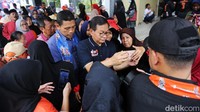 Pramono juga meladeni permintaan foto bersama warga.