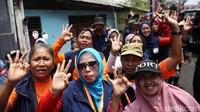 Warga kompak mengacungkan tiga jarinya sebagai simbol nomor urut pasangan cagub dan cawagub Pramono-Rano.