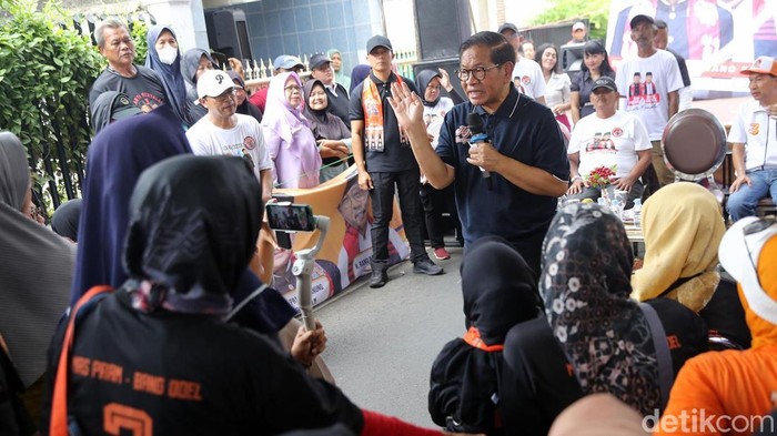 Cagub Jakarta Pramono Anung berdialog dengan warga kawasan Utan Kayu Selatan, Jakarta Timur, Kamis (31/10/2024). Kedatangan Pramono untuk menyapa warga dan belanja masalah sekaligus menghadiri deklarasi Relawan Sedulur Pramono.
