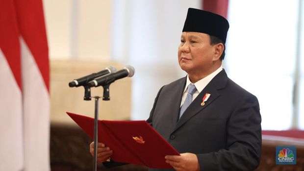 Presiden Prabowo Subianto (Prabowo) saat melantik menteri dan wakil menteri kabinet merah putih di Istana Negara, Jakarta. (CNBC Indonesia/Tri Susilo)