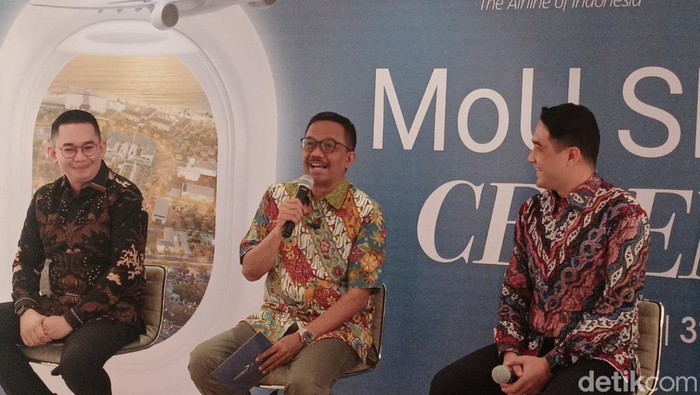 Press conference kolaborasi Garuda Indonesia dengan PT Hotel Internasional Sanur Indonesia di Bali Beach Hotel pada Kamis (31/10/2024).  (Ni Made Lastri Karsiani Putri-detikBali)