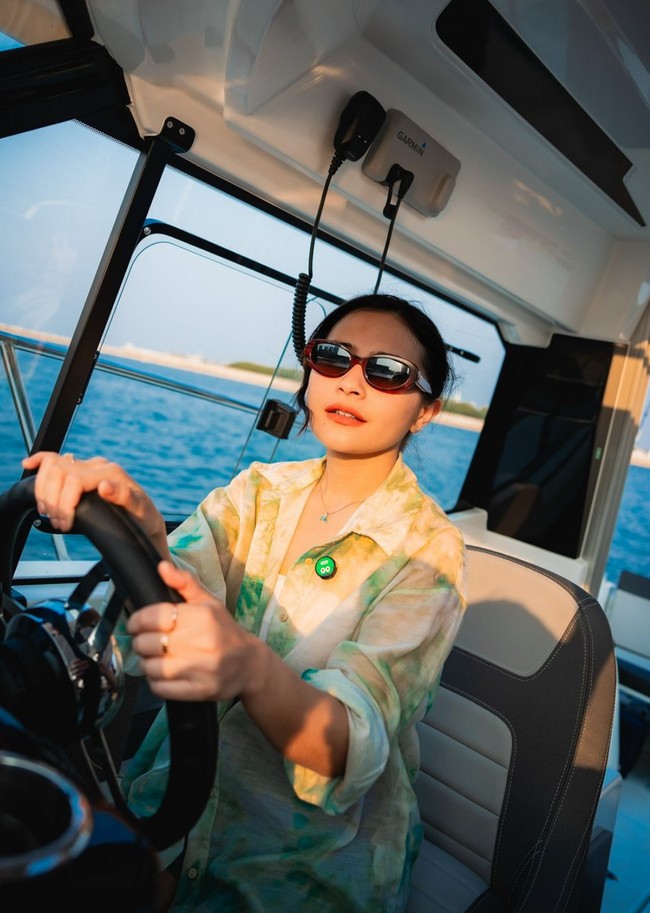 Tampil simpel mengenakan kemeja hijau menerawang, pesona Prilly saat mengendarai yacht pribadinya begitu terpancar. Sambil mengenakan kaca mata hitam, Prilly terlihat santai menyetir yacht barunya itu. Foto: Instagram/@prillylatuconsina96